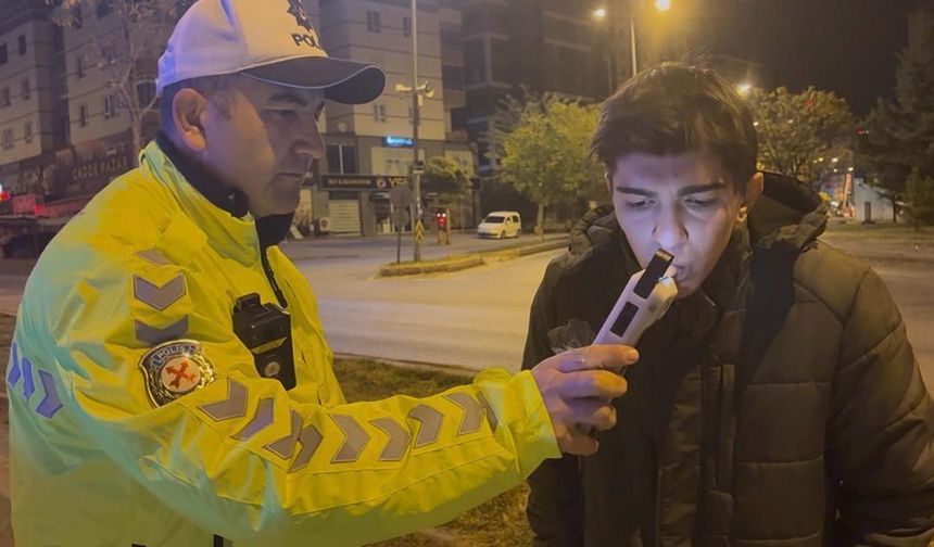 Aracı seyir halindeyken uyuyakalan sürücü kaza yaptıktan sonra da uyumaya devam etti!