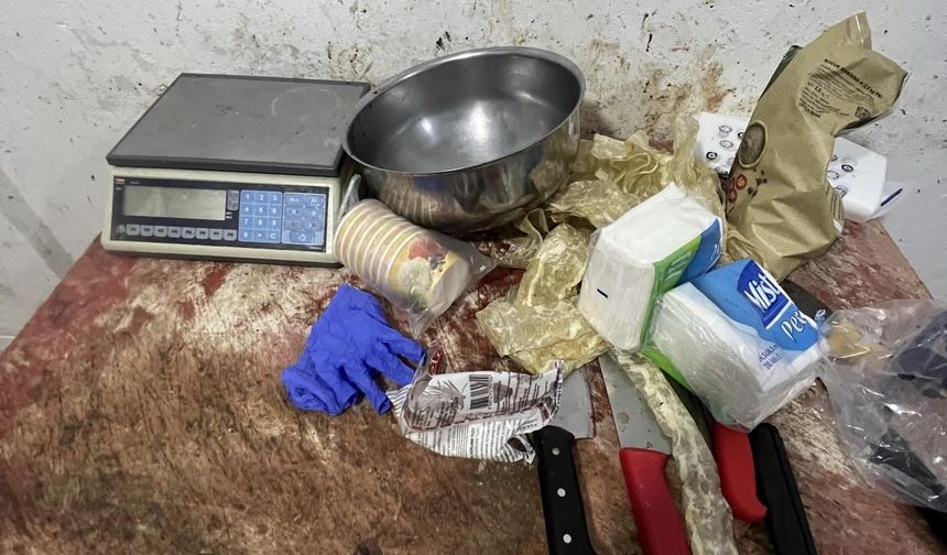 Görenlerin midesi ağzına geldi! Çanakkale'de kurtlu kıyma makinesine sahip işletme mühürlendi