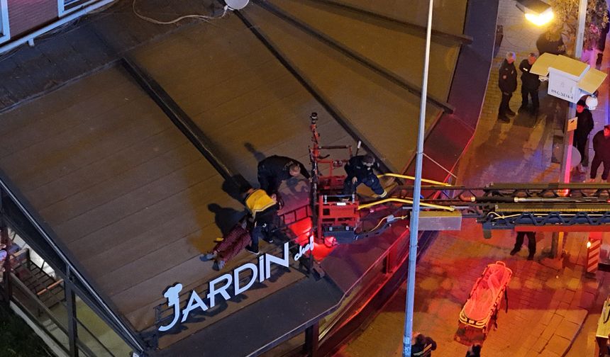 Eskişehir'de 23 yaşındaki genç ölümden döndü! Aşağı düştü tente kurtardı