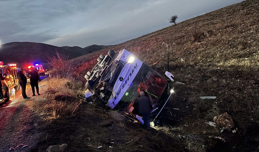 Afyonkarahisar’da yolcu otobüsü devrildi: 2 ölü, 21 yaralı