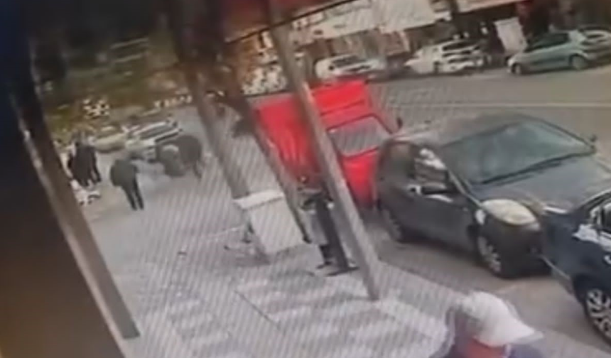 Afyonkarahisar’da motosiklet kazası kamerada: Motosiklet parçalandı...