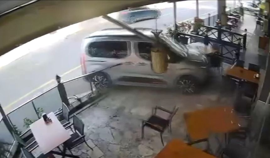 Aydın'da 15 yaşındaki çocuğun kullandığı araç, lokantaya daldı! O anlar kamerada