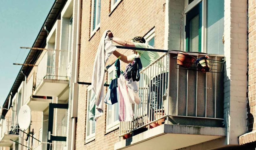 Yargıtay'dan milyonlarca komşuyu ilgilendiren emsal karar! Balkondan halı silkeledi, 3 ay hapis cezası aldı!