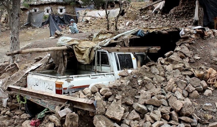 Afganistan'da 6.3 büyüklüğünde deprem! Deprem anı kameralarda!