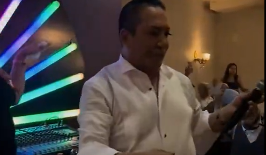 Murat Övüç’ün sahnede hayranının başını itmesi gündem oldu