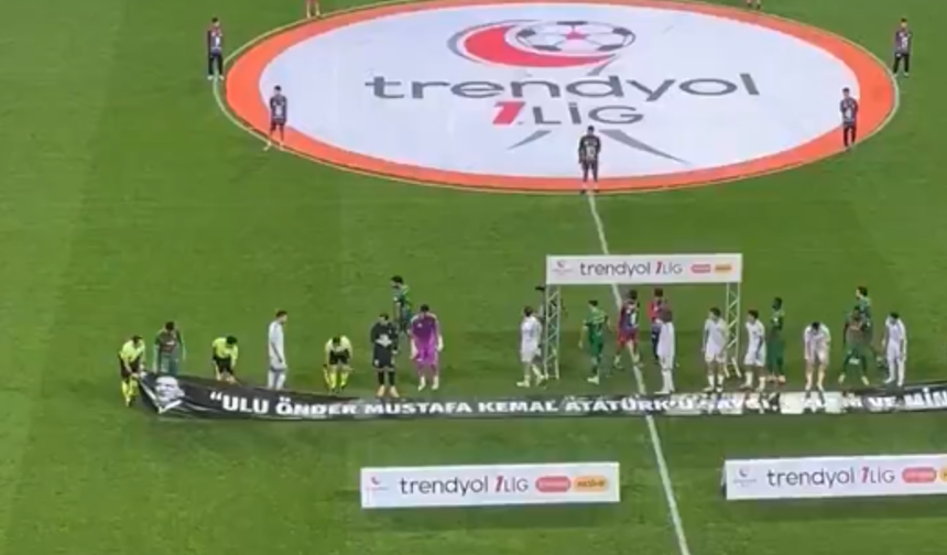 Diyarbakır'da 10 Kasım anması: Amedspor ve Hatayspor sahaya 'Atatürk' pankartıyla çıktı