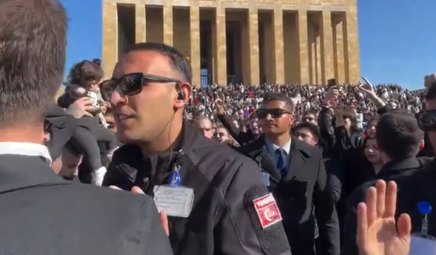 Anıtkabir'de Andımız'ı okuyan gençlere görevlilerden müdahale