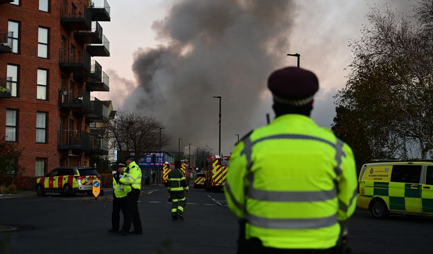 Londra'da depo yangını büyüdü: 150 itfaiyeci müdahale etti