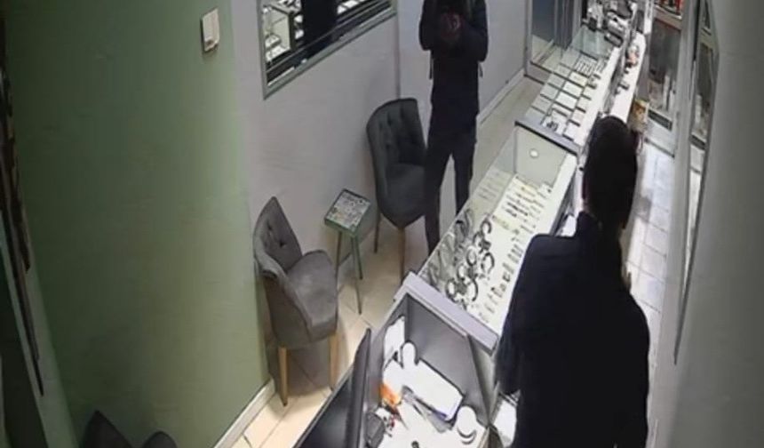 Ordu'da 5 kilo altının çalındığı kuyumcu soygunu güvenlik kamerasına yansıdı