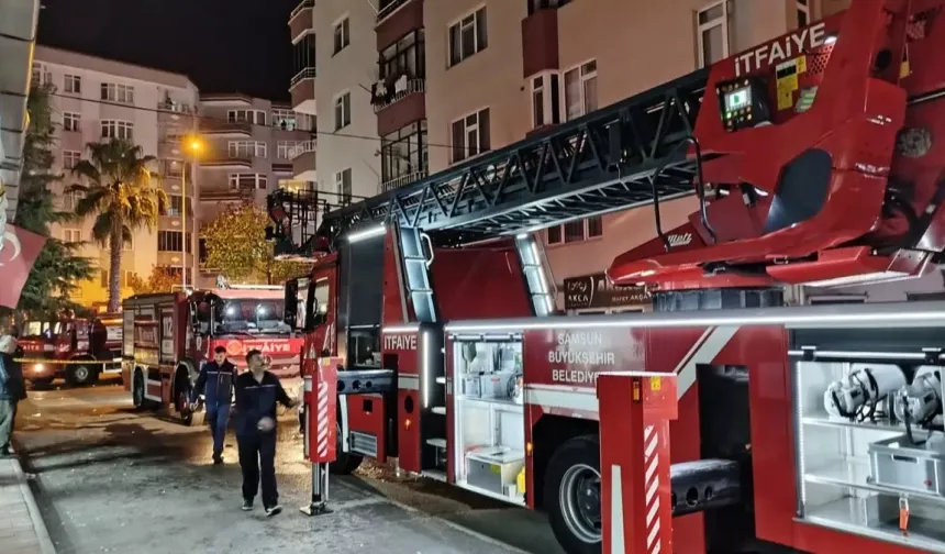 Samsun'da 7 katlı binada yangın! Çatı katı alevlere teslim oldu: Vatandaşlar tahliye edildi