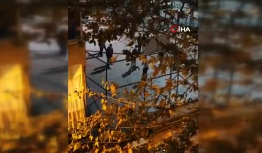 Sultangazi’de parkta gençlerin kavgası kameraya yansıdı