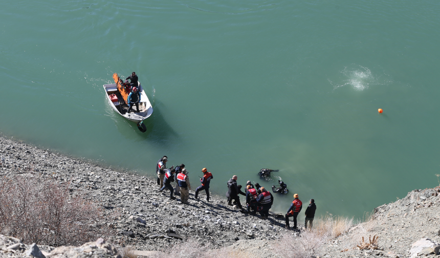 Van’da otomobil baraja uçtu: 2 kişinin cansız bedenine ulaşıldı