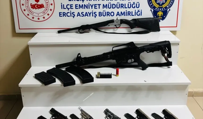 Van'da ruhsatsız silah operasyonu! Özel harekat o eve girdi: 5 tabanca ve tüfekler ele geçirildi