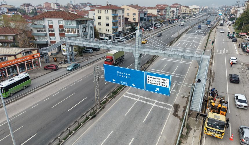 Kocaeli'de bir vatandaş 'evinin içinin gözüktüğü' gerekçesiyle yaya üst geçidini yıktırdı!