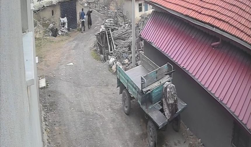 Afyonkarahisar'da bir şahıs, eşini sopa ve yumrukla darbetti! O anlar kameralara anbean yansıdı