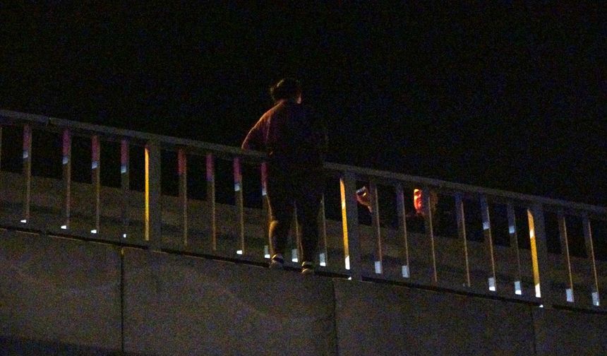 Manavgat'ta köprüdeki kadını polis kurtardı! İzleyenlerden tepki: "Yazıklar olsun, bu kadar adam boşa bekledi"