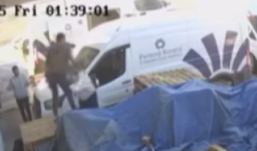 Adana’da sokak ortasında kanlı kavga kamerada