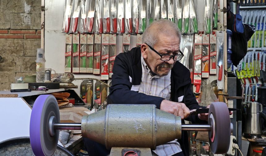 Antalya'da bıçak bileme ustası: ‘50-60 bin liraya çırak bulamıyoruz’