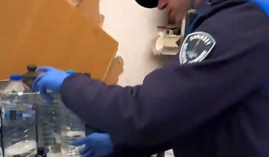 Kasap dükkanından şok görüntüler! Et dolabının arkasından kaçak alkol imalathanesi çıktı