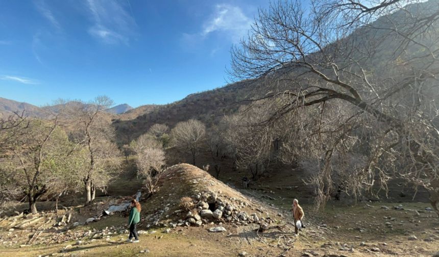 Batman'da tesadüfen bulundu! Yeraltı yapısının içinden mezar ve küpler çıktı