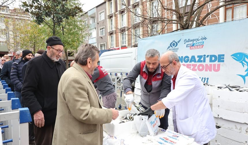 Belediye ücretsiz balık dağıttı, kuyruk uzadıkça uzadı