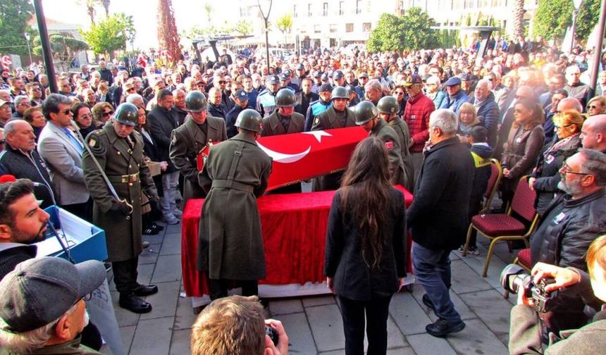 Çeşme eski Belediye Başkanı Tütüncüoğlu askeri törenle uğurlandı