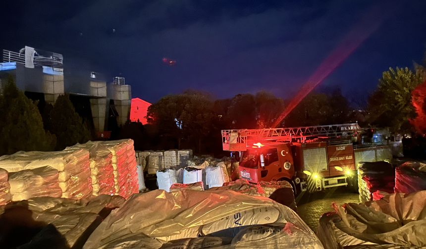 Elazığ’da fabrika yangını: Çok sayıda işçi dumandan etkilendi!