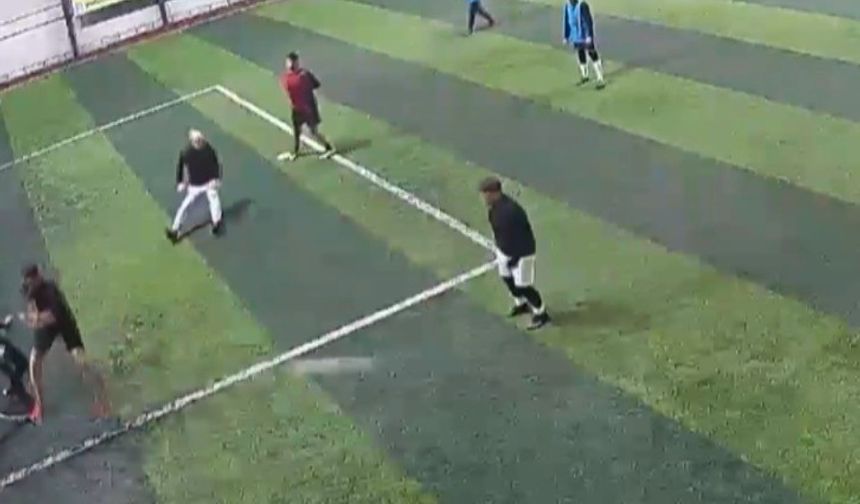 Halı sahada maç sırasında fenalaşan kişi hayatını kaybetti!