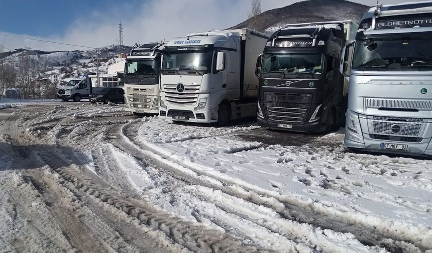 Ardahan’da tır trafiği durdu, gözler kapalı yolda