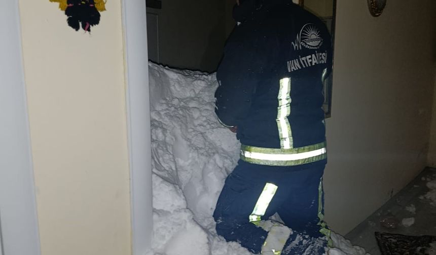 Van'da mahalleye çığ düştü: 1 kişi kayıp, 22 ev boşaltıldı!