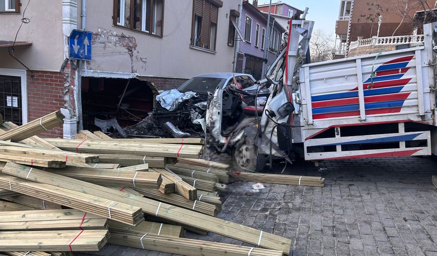 Beykoz’da kamyon dehşeti: Dükkana dalan araç 2 can aldı
