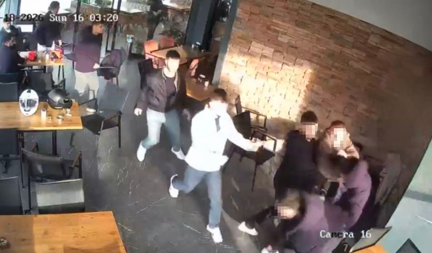 Samsun'da pastanede bıçaklı saldırı: 2 genç yaralandı, o anlar kamerada