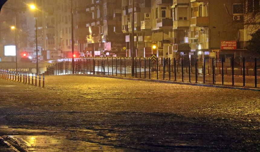 Sarı kodlu uyarı sonrası Antalya’yı sağanak vurdu, yollar göle döndü