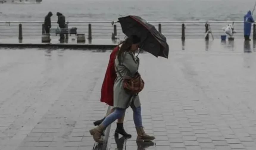 Çanakkale'de sarı kodlu uyarı sonrası sağanak! Cadde ve sokaklar su altında kaldı: Sürücüler zorlandı