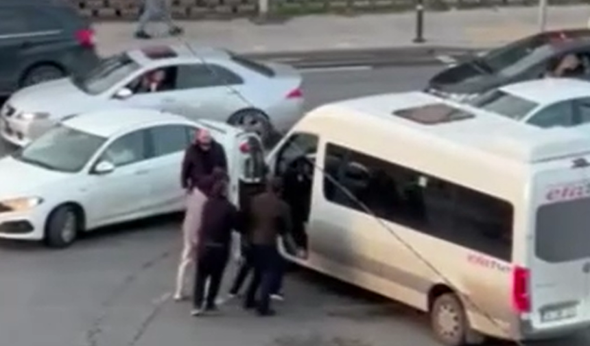 Pendik’te sürücüler birbirine girdi, o anlar kameraya yansıdı