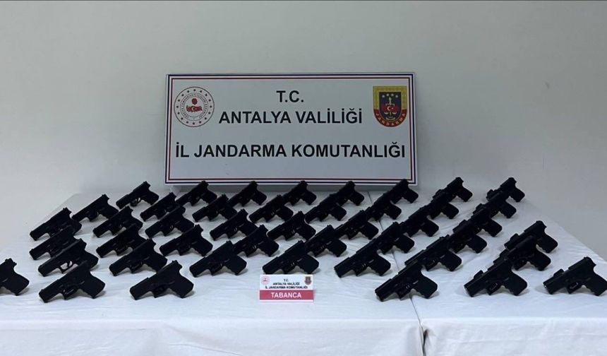 Antalya’da durdurulan araçtan 45 ruhsatsız tabanca çıktı