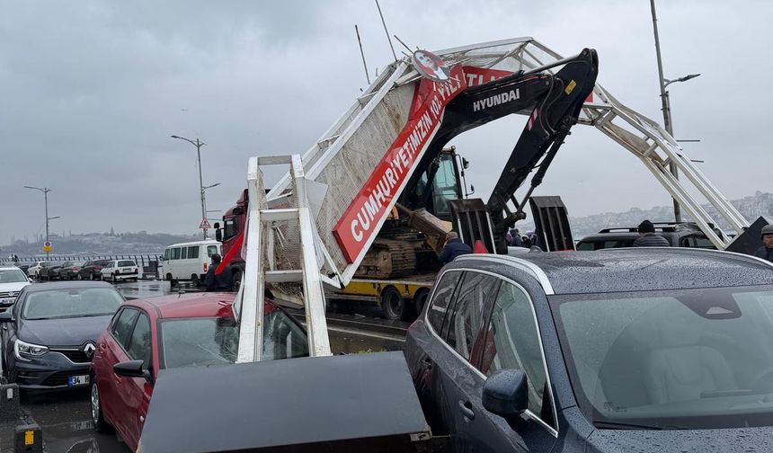 İstanbul'da ekskavatör kazası! Birçok araçta maddi hasar oluştu