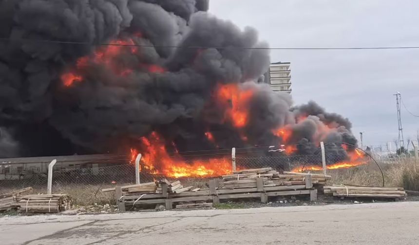 Büyükçekmece’de fabrika alanında yangın: İtfaiye müdahalesi sürüyor