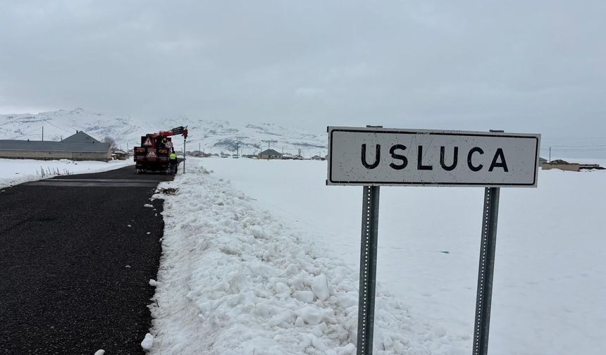 Patnos’ta köy yollarına trafik levhaları yerleştirildi