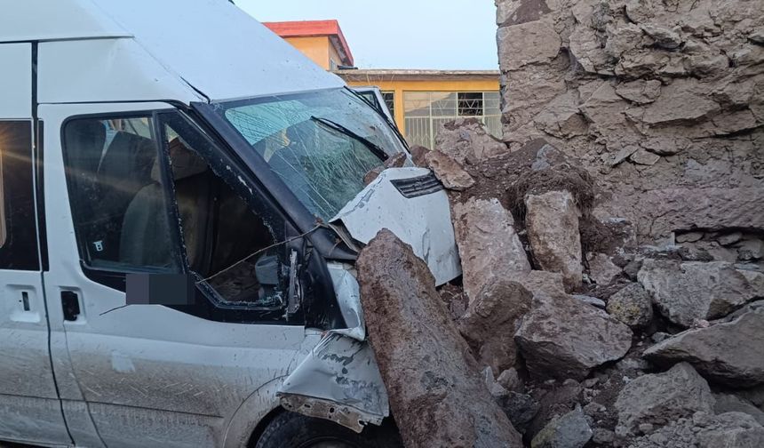Aksaray’da tarım işçilerini taşıyan minibüs duvara çarptı: 2’si ağır 14 yaralı