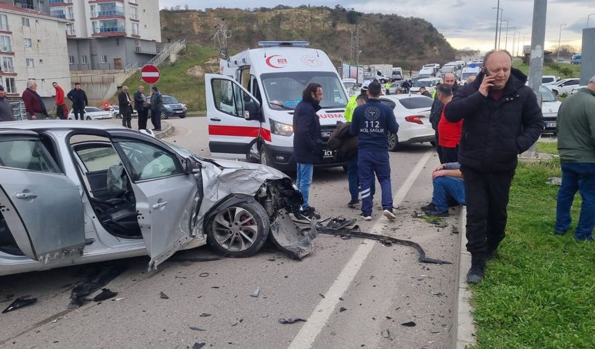 Otomobiller çarpıştı: 3 kişi yaralandı!