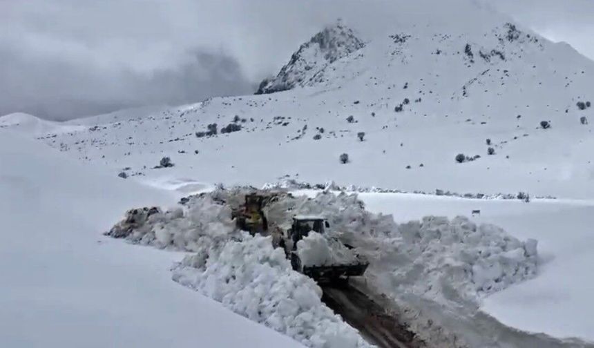Ramazanın ilk gününde "2 metrelik" kar mesaisi
