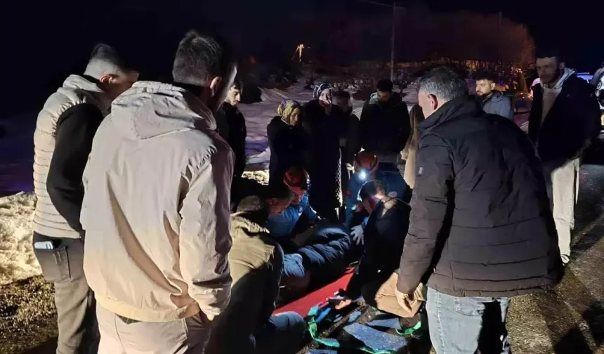 Bingöl-Erzurum karayolunda otomobil takla attı: 3 yaralı