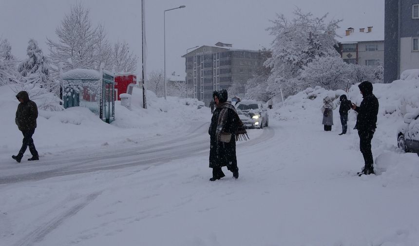 Yoğun kar yağışı 62 köy yolunu ulaşıma kapattı!