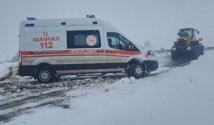 Kar ve tipi hayatı felç etti: Ambulanslar, kara saplandı ve hastalara gidemedi