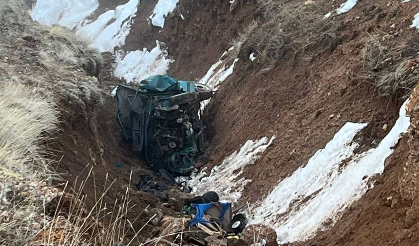 Niğde’de feci kaza: Otomobil şarampole devrildi, 2 kişi hayatını kaybetti
