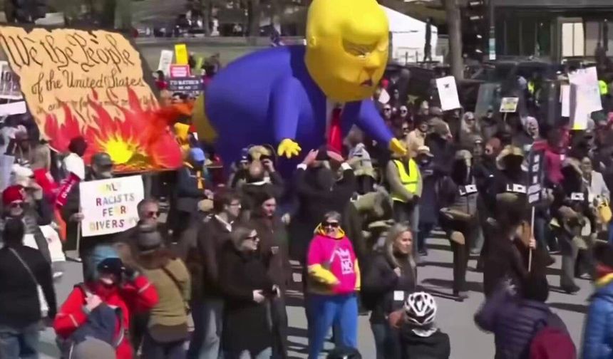 ABD başkentinde sınırları aşan protesto: Dev maketle anayasa mesajı verdiler
