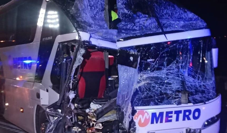 Amasya’da yolcu otobüsü tıra çarptı: Çok sayıda yaralı