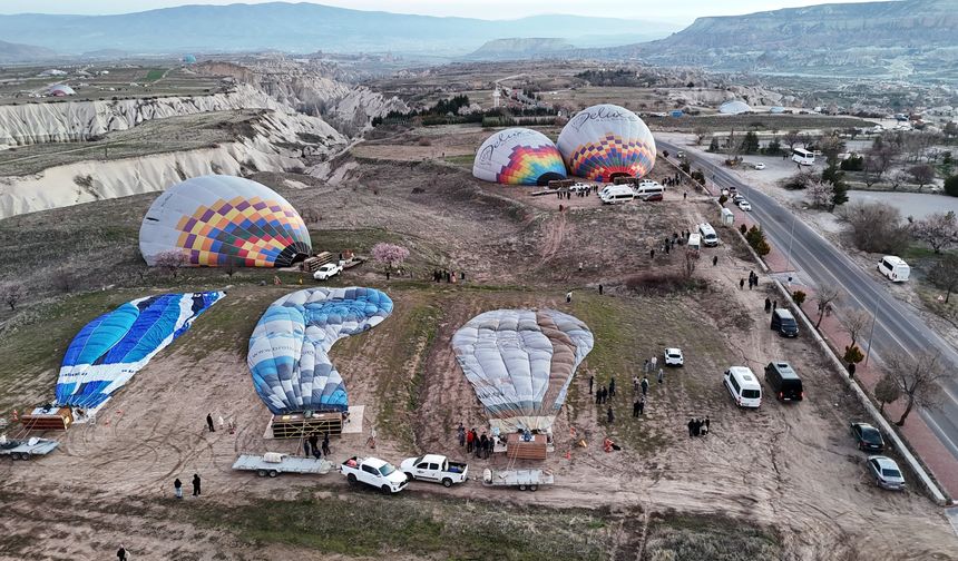 Kapadokya'da balonlar uçamadı: Rüzgar turları iptal ettirdi