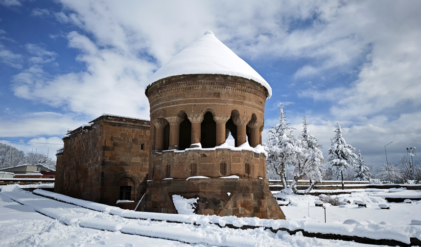 Bitlis’te kar, tarihi yapıları beyaza bürüdü! Masalsı görüntü büyüledi